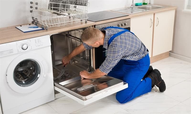 Técnicos de Servigat trabajando